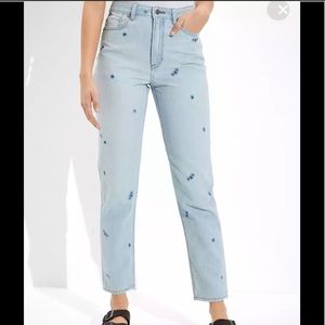American Eagle blue flower embroidered cropped mom jeans